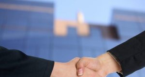 Geschäft mit Handschlag besiegeln