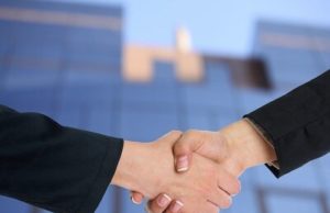 Geschäft mit Handschlag besiegeln