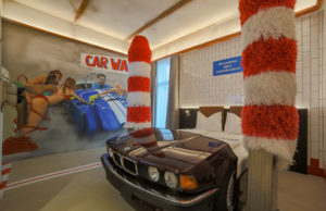 Zwischen Waschbürsten, Bikini-Mädchen und Zapfsäulen