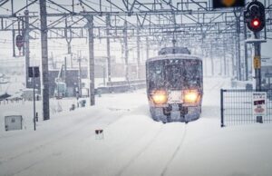 Im Süden Bayerns ist der Bahnverkehr weiterhin stark beeinträchtigt Wintereinbruch behindert Bahnverkehr