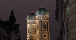 Frauenkirche in München bei Nacht