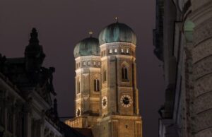 Frauenkirche in München bei Nacht