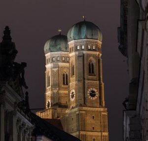 Frauenkirche in München bei Nacht