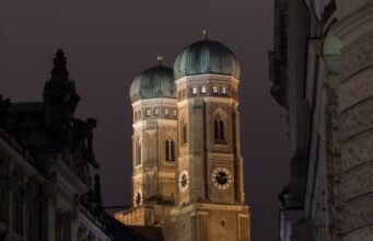 Frauenkirche in München bei Nacht