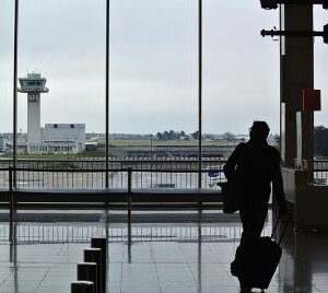 Geschäftsreisender am Flughafen